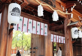 湊川神社のいろんな場所で見られる菊水紋＝神戸市中央区多聞通３、湊川神社