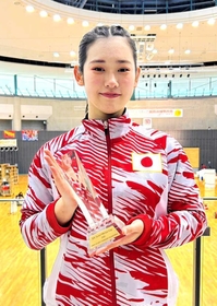 ３冠を果たし、トロフィーを手にする貴田胡花さん（ＷＵＳＨＵ太極２１提供）