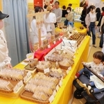 ケーキやチョコレートなどの洋菓子が並ぶ会場＝大丸神戸店