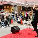 新開地商店街でも音楽が鳴り響いた＝兵庫区新開地６