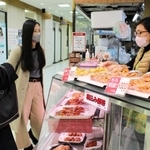 セルバ名店会を巡る大学生＝神戸市東灘区森南町１