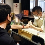初めてネイルを体験する男性＝神戸市中央区小野浜町
