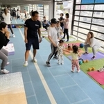 大前拓さん（中央）の指導でサーキットトレーニングに取り組む女性たち＝神戸市須磨区須磨本町２