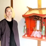 廃屋から見つけた神棚を再利用したアートを制作した森山未來さん＝神戸市兵庫区梅元町