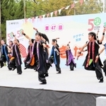 ４年ぶりに開かれた「きたきたまつり」で、元気いっぱいに踊る泉台よさこいチームの子どもたち＝鈴蘭公園