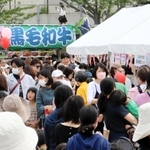 親子連れらでにぎわう会場＝鈴蘭公園
