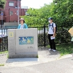 火垂るの墓ゆかりの地をめぐる参加者たち＝神戸市東灘区御影石町４