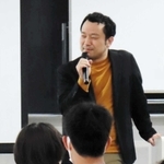 「窮屈な時代。学び方も変わっていく。時代は大きな転換期」と話す信岡さん＝神戸市東灘区魚崎北町、灘高校