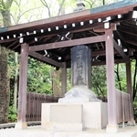 徳川光圀の自筆が刻まれた楠木正成の墓碑＝神戸市中央区多聞通３、湊川神社