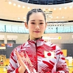 ３冠を果たし、トロフィーを手にする貴田胡花さん（ＷＵＳＨＵ太極２１提供）