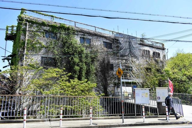 ツタで覆われ、老朽化が目立つ「中野センター」＝神戸市垂水区塩屋町９