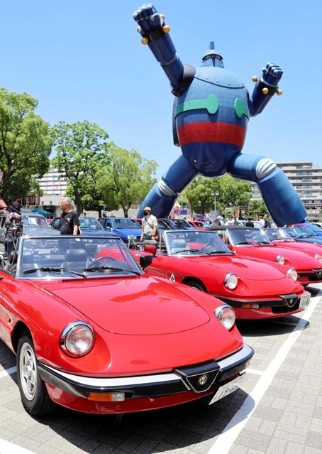 鉄人２８号モニュメントの足元に並ぶイタリア車＝神戸市長田区若松町６