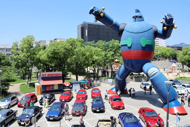 鉄人２８号モニュメントとイタリア車＝神戸市長田区若松町６