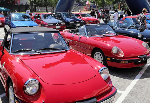 鉄人２８号モニュメントの足元に並ぶ色鮮やかなイタリア車＝神戸市長田区若松町６