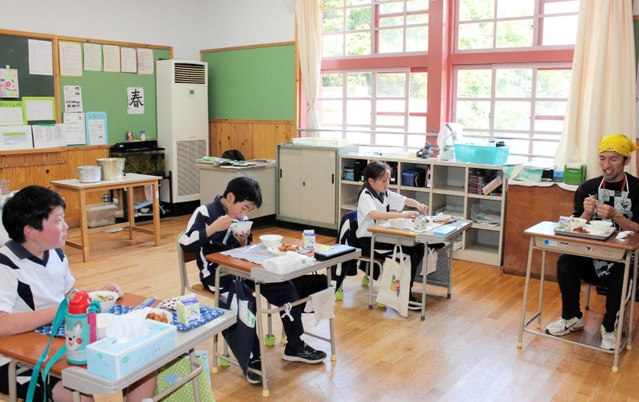給食では近くの田んぼで児童らが育てたコメも出る。おなかいっぱい食べられる＝神戸市北区山田町藍那