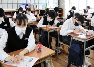 朝の１０分。集中して読み込む＝神戸市兵庫区吉田町１、吉田中学校