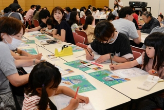 親子１３０人が参加したデブ猫ちゃんぬり絵コンテンスト＝須磨パティオホール