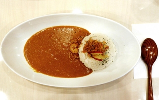 甘さが際立つリンゴの品種「王林」や淡路島産タマネギを使った「特製りんごカレー」＝灘区永手町４