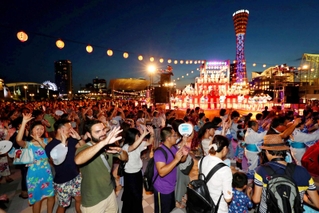 多くの外国人観光客も参加した「こうべ海の盆踊り」＝２０１７年８月１９日、神戸市中央区波止場町、メリケンパーク