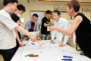 町を歩いて見つけた変化を地図に書き込む大同窓会の参加者たち＝神戸市長田区東尻池町６
