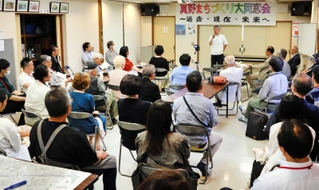 約１００人が駆け付け、真野への思いを語り合った＝神戸市長田区東尻池町６