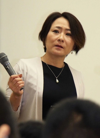 息子を亡くした経験を話す前田和美さん＝灘高校
