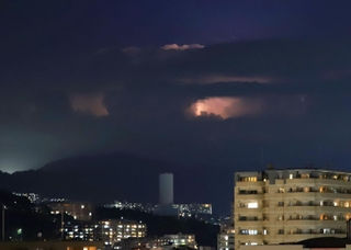 赤っぽく光る雲＝１５日夜、神戸市須磨区から