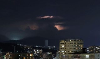 赤っぽく光る雲＝１５日夜、神戸市須磨区から