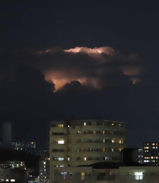 赤っぽく光る雲＝１５日夜、神戸市須磨区から