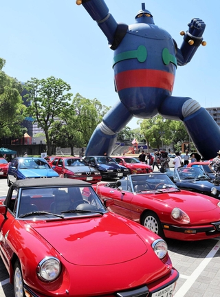 鉄人28号モニュメントの足元に並ぶイタリア車＝神戸市長田区若松町６