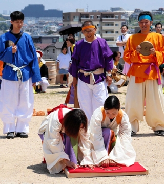 五色塚古墳の頂上で行われた「奉納の儀式」＝神戸市垂水区五色山４