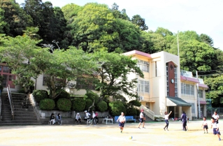 昭和に造られた木造校舎（左）も併設する藍那小学校＝神戸市北区山田町藍那