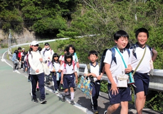 学年を超えて同じ地域の仲間で集団ごとに登下校する＝神戸市北区山田町藍那