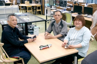 サポート事業の存続を求めて署名活動を行っている視覚障害者たち＝神戸アイライト協会