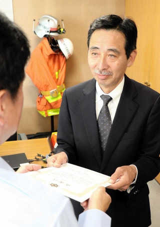 感謝状を受ける花田宏司さん＝東灘消防署