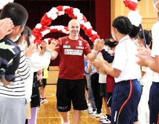 児童らとハイタッチするイニエスタ選手＝舞多聞小学校