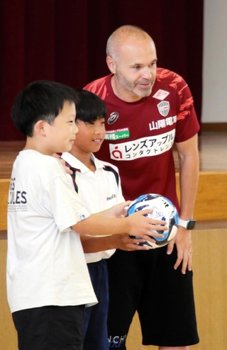 児童と記念撮影するイニエスタ選手（右）＝舞多聞小学校