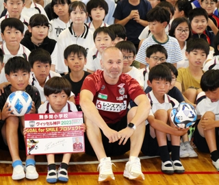 児童と記念撮影するイニエスタ選手（中央）＝舞多聞小学校