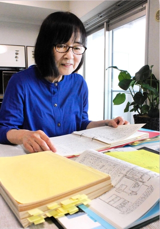 灰谷さんが担任だった当時の文集を今も大事に読み返す藤田緑さん＝神戸市垂水区青山台７