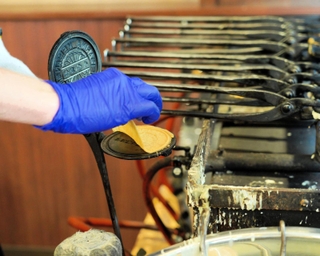焼き台で火の通りを見極め、鉄板を操る＝神戸市北区有馬町