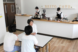 落ち着いた雰囲気の「せいようカフェ」＝市立青陽灘高等支援学校