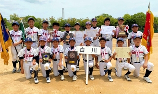神戸地区Ａブロックで優勝を決めた白川ホーネッツの選手ら＝名谷公園