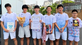 男子団体で優勝したブルタンキスのメンバー＝中央体育館