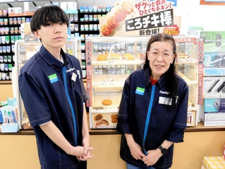 感謝状を受け取った栗田優斗さんと芳江さん＝神戸市中央区脇浜海岸通３