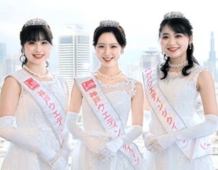 「神戸での挙式を勧めたい」と話す神戸ウエディングクイーンの引田遥さん（左から）、小島彩愛さん、森田佑菜さん＝神戸新聞社