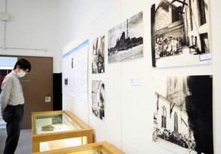 神戸ユニオン教会の歩みを振り返る企画展には、写真パネルや史料などが並ぶ＝神戸市灘区六甲台町