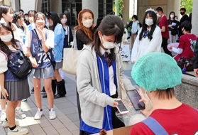 模擬店で星陵ペイを利用する生徒＝星陵高校