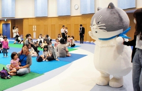 デブ猫マルと幼児が触れ合ったイベント＝神戸市兵庫区上庄通１