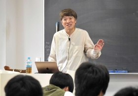 「男同士でお笑いやスポーツの話はするのに、心の問題を分かち合う時間が少ない」。自身の経験を交えて生徒に語る清田隆之さん＝神戸市東灘区魚崎北町８