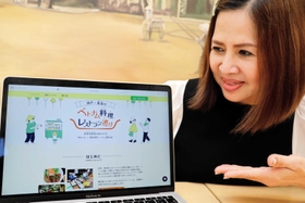 サイトを紹介する３９サイゴンのグェン・トゥ・フェンさん＝神戸市長田区二葉町３